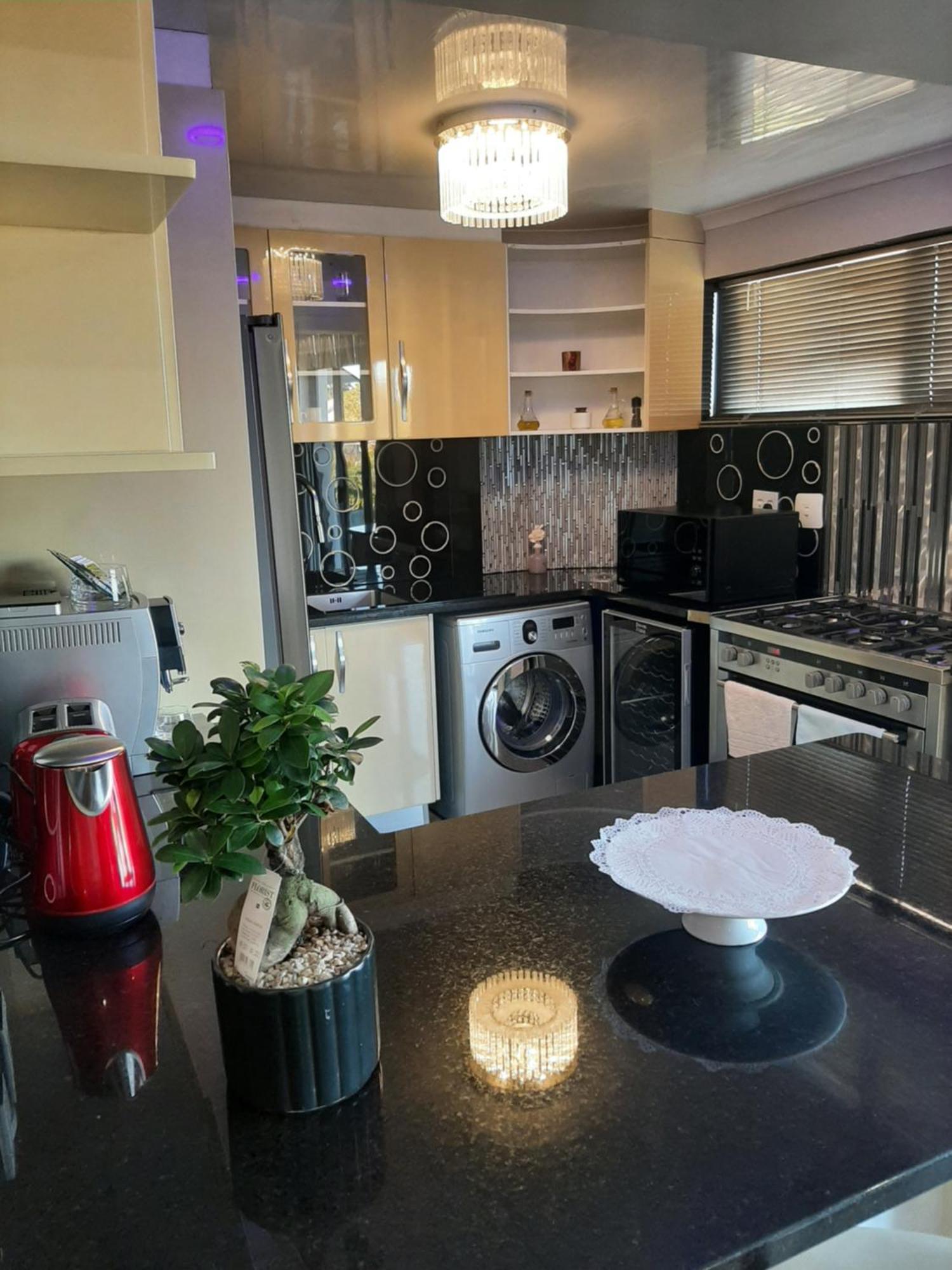 Luxury Flat With Magnificent Views In Plattrkloof *